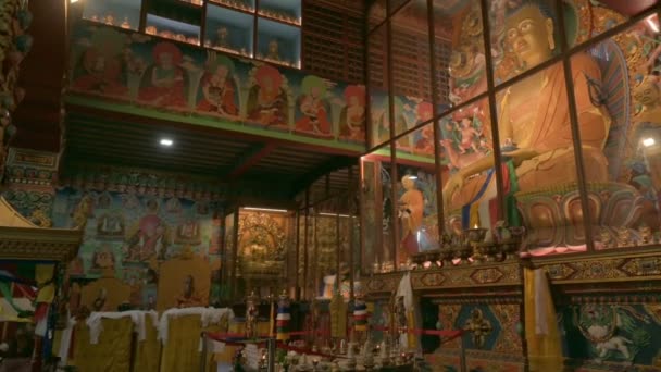 印度西孟加拉大吉岭 2023年8月20日 古姆修道院内部美景 经允许拍摄的录像 佛教修道院内和平 平静和受宗教尊重的环境 — 图库视频影像