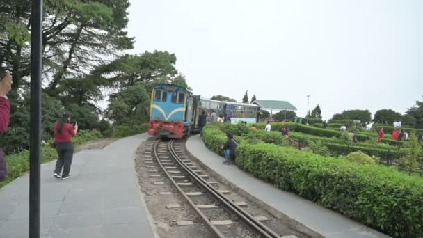 大吉岭 Darjeeling West Bengal India 2023 柴油玩具列车通过印度陆军纪念馆的巴特西亚环线 玩具火车 大吉岭喜马拉雅铁路的联合国教科文组织世界遗产 窄轨铁路 — 图库视频影像