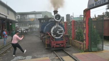 Darjeeling, Batı Bengal, Hindistan-20.08.2023: Buhar makinesi Oyuncak treni Himalayalar 'a yolculuk için Ghum istasyonundaki Ghum müzesinden ayrılıyor. Darjeeling Himalaya Demiryolu 'nun Tarihi Unesco Dünya Mirası.