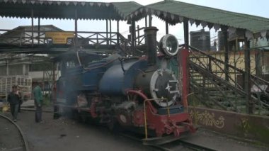 Darjeeling, Batı Bengal, Hindistan-20.08.2023: Buhar makinesi Oyuncak treni Himalayalar 'da Ghum İstasyonu' nda yolculuğa hazırlanıyor. Tarihsel ünlü Unesco Dünya Mirası Darjeeling Himalaya Demiryolu.