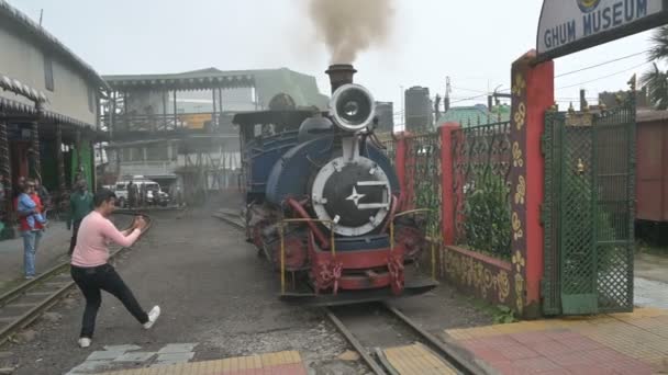印度西孟加拉邦大吉岭 2023年8月20日 蒸汽机玩具列车从根姆车站的根姆博物馆出发 经过喜马拉雅山 大吉岭喜马拉雅铁路的历史文化遗产 — 图库视频影像