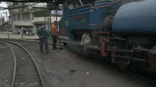 大吉岭 西孟加拉邦 208 2023 蒸汽机玩具列车正准备穿越喜马拉雅山 在根姆车站 达吉岭喜马拉雅铁路历史名城联合国世界遗产 — 图库视频影像