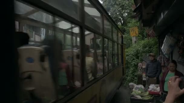 Darjeeling Västbengalen Indien 2023 Ånglok Leksakståg Som Passerar Himalayas Väg — Stockvideo