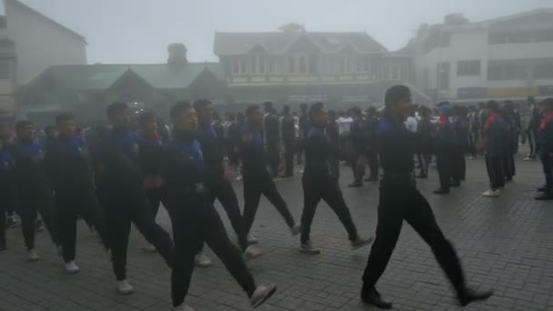 Darjeeling Västbengalen Indien 2023 Skolelever Marscherar Förbi Vid Darjeeling Mall — Stockvideo