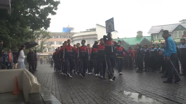 Darjeeling Westbengalen Indien 2023 Schüler Marschieren Der Darjeeling Mall Vorbei — Stockvideo