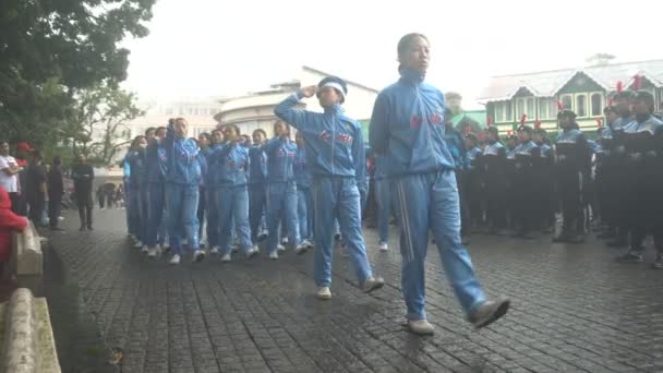 ダージリン 西ベンガル インド 2023 霧の朝に女子軍の訓練 青いドレス 独立記念日のお祝いの準備のためダージリンモールで行進する学校の学生のキャデット — ストック動画