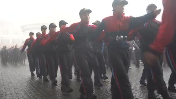 Darjeeling Västbengalen Indien 2023 Flickor Militär Träning Dimmig Morgon Skolans — Stockvideo
