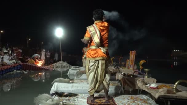 Tribeni Ghat Rishishesh Uttarakhand 2018年10月29日 ガンガアラティは ヒンズー教の聖職者によってベディア語の賛美歌の聖歌に演奏されています ガンジス川の岸で最も有名で最も混雑した — ストック動画