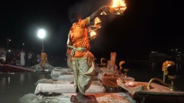 Tribeni Ghat, Rishikesh, Uttarakhand - 29 Ekim 2018: Ganga aarti Hindu rahipler tarafından Vedic ilahileri ile icra ediliyor. Ganj nehrinin kıyısındaki kalabalık, en büyük, en ünlü ghat..