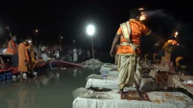 Tribeni Ghat, Rishikesh, Uttarakhand - 29 Ekim 2018: Ganga aarti Hindu rahipler tarafından Vedic ilahileri ile icra ediliyor. Ganj nehrinin kıyısındaki kalabalık, en büyük, en ünlü ghat..