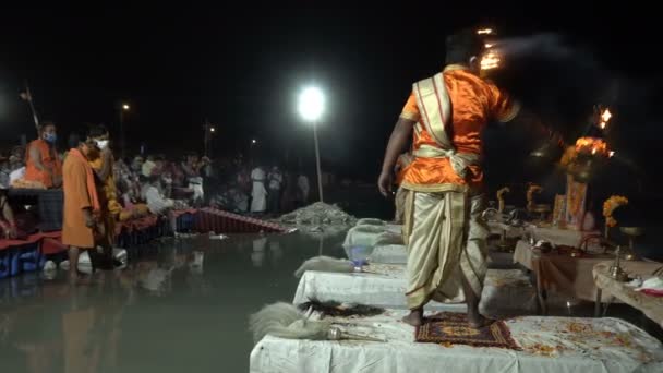Tribeni Ghat Rishikesh Uttarakhand Oktober 2018 Ganga Aarti Ditampilkan Oleh — Stok Video