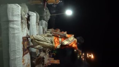 Tribeni Ghat, Rishikesh, Uttarakhand - 29 Ekim 2018: Ganga aarti Hindu rahipler tarafından Vedic ilahileri ile icra ediliyor. Ganj nehrinin kıyısındaki kalabalık, en büyük, en ünlü ghat..