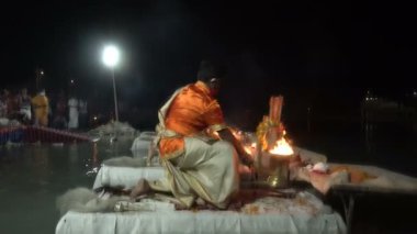 Tribeni Ghat, Rishikesh, Uttarakhand - 29 Ekim 2018: Ganga aarti Hindu rahipler tarafından Vedic ilahileri ile icra ediliyor. Ganj nehrinin kıyısındaki kalabalık, en büyük, en ünlü ghat..