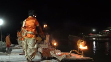 TRIBENI GHAT, RISHIKESH, UTTARAKHAND, INDIA - 29 Ekim 2018: Kıyılarda ünlü Ganga Aaarti, nehrin önünde el sallayan yüzlerce Hindu dindar tarafından Ganga Nehri için dua.