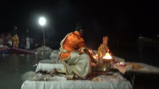 Tribeni Ghat Rishikesh Uttarakhand Octubre 2018 Ganga Aarti Interpretada Por — Vídeo de stock