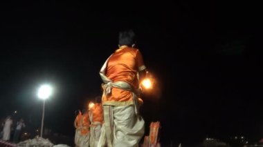 Tribeni Ghat, Rishikesh, Uttarakhand - 29 Ekim 2018: Ganga aarti Hindu rahipler tarafından Vedic ilahileri ile icra ediliyor. Ganj nehrinin kıyısındaki kalabalık, en büyük, en ünlü ghat..