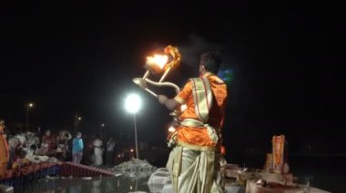 TRIBENI GHAT, RISHIKESH, UTTARAKHAND, INDIA - 29 Ekim 2018: Kıyılarda ünlü Ganga Aaarti, nehrin önünde el sallayan yüzlerce Hindu dindar tarafından Ganga Nehri için dua.