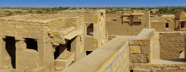 Hindistan, Jaisalmer 'deki Kuldhara köyünün harabe manzarası, terk edilmiş evleri. Köyün lanetli olduğu söylenir ve bu yüzden burada uzun süre hiçbir insan yaşayamaz. Evler perili, köy de öyle.,