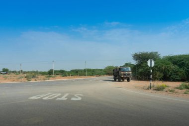 Jodhpur, Rajasthan, Hindistan - 15.10.2019: Hindistan askeri kamyonu ulusal otoyoldan geçiyor.