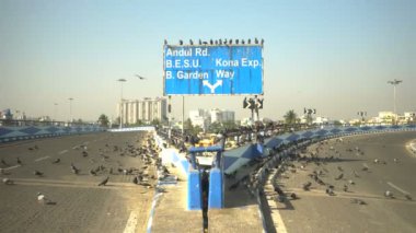 Andul Yolu 'nun, BESU' nun, B.Garden 'ın, Kona Ekspres Yolu' nun yol işareti. Boş üstgeçitte pigenonlar.