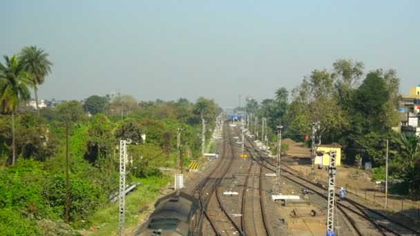 地平線 ハウラー 西ベンガル インドに向かって鉄道を渡る旅客列車のスローモーションビデオ インド鉄道 の朝景 インド政府がインドの鉄道システムを運営 — ストック動画