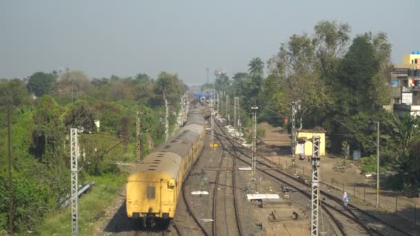 地平線 ハウラー 西ベンガル インドに向かって鉄道を渡る旅客列車のスローモーションビデオ インド鉄道 の朝景 インド政府がインドの鉄道システムを運営 — ストック動画