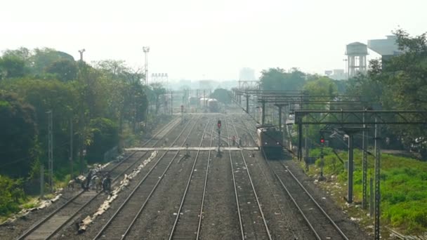 Fußgänger Auf Einem Bahnübergang Während Eine Lokomotive Vorbeifährt Howrah Westbengalen — Stockvideo