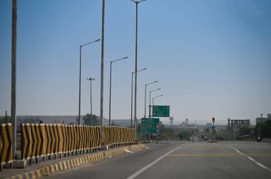 Jaisalmer ve Jodhpur 'u bağlayan yolda üstgeçit, Rajasthan, Hindistan. National Highway 68, NH 68. Gökyüzü parlak.