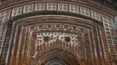 Meşhur Antpur Radhagovindjiu tapınağı el yapımı ahşap ve zarif terracotta oymalarıyla 18 püritenin hikayelerini resmediyor. Burada Swami Vivekananda 1886 'da, Batı Bengal, Hindistan' da manastır yemini etti.