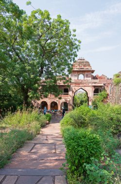 Rao Jodha Çöl Parkı 'nın giriş kapısı, Jodhpur, Rajasthan, Hindistan. Tarihi Mehrangarh Kalesi yakınlarında, ekolojik açıdan restore edilmiş çöl ve turistik bir yer olan kurak arazi bitkisi yer alıyor..