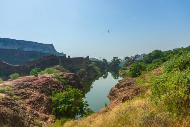 Rao Jodha Çöl Parkı, Jodhpur, Rajasthan, Hindistan üzerinde uçan halat turisti. Tarihi Mehrangarh Kalesi yakınlarında, ekolojik açıdan restore edilmiş çöl ve bir turistik bölge olan kara bitkileri parkı bulunuyor..