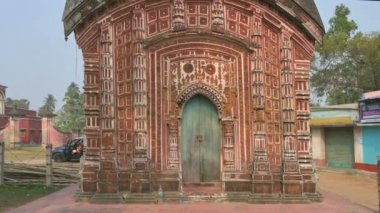 Meşhur Antpur Radhagovindjiu tapınağı el yapımı ahşap ve zarif terracotta oymalarıyla 18 püritenin hikayelerini resmediyor. Burada Swami Vivekananda 1886 'da, Batı Bengal, Hindistan' da manastır yemini etti.
