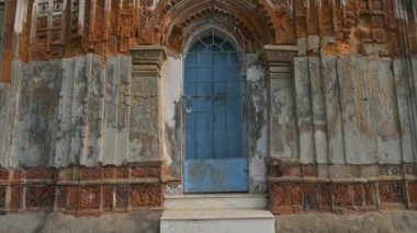 Meşhur Antpur Radhagovindjiu tapınağı el yapımı ahşap ve zarif terracotta oymalarıyla 18 püritenin hikayelerini resmediyor. Burada Swami Vivekananda 1886 'da, Batı Bengal, Hindistan' da manastır yemini etti.