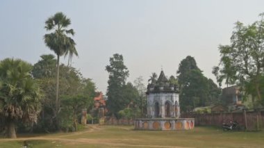 Meşhur Antpur Dol mancha tapınağı, el yapımı ahşap ve 18 püritenin hikayelerini tasvir eden zarif terracotta oymaları. Burada Swami Vivekananda 1886 'da, Batı Bengal, Hindistan' da manastır yemini etti.