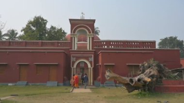 Meşhur Antpur Radhagovindjiu tapınağı el yapımı ahşap ve zarif terracotta oymalarıyla 18 püritenin hikayelerini resmediyor. Burada Swami Vivekananda 1886 'da, Batı Bengal, Hindistan' da manastır yemini etti.