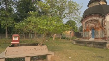 Meşhur Antpur Radhagovindjiu tapınağı el yapımı ahşap ve zarif terracotta oymalarıyla 18 püritenin hikayelerini resmediyor. Burada Swami Vivekananda 1886 'da, Batı Bengal, Hindistan' da manastır yemini etti.