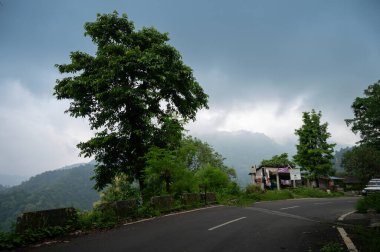 Darjeeling, Batı Bengal, Hindistan - 10 Ağustos 2023: Güzel yol kenarı köyü. Doğal güzellik. Himalaya dağları ve arka planda muson bulutları.