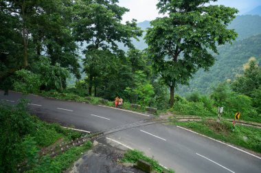 Darjeeling, Batı Bengal, Hindistan - 10 Ağustos 2023: Oyuncak tren hattı, Himalaya yolundan geçen dar tren yolu. Darjeeling Himalaya Demiryolu, dar ölçü demiryolu.