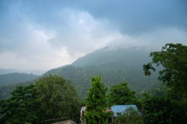 Himalaya dağları ve arkada muson bulutları. Darjeeling 'deki güzel yol kenarı köyü, Batı Bengal, Hindistan.