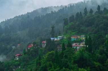Hindistan, Batı Bengal, Darjeeling 'deki Himalaya dağlarının üzerinden geçen muson bulutları. Darjeeling, tepelerin kraliçesi ve yağmurlu mevsimde güzel yeşil tepeleri olan çok manzaralı bir yerdir..