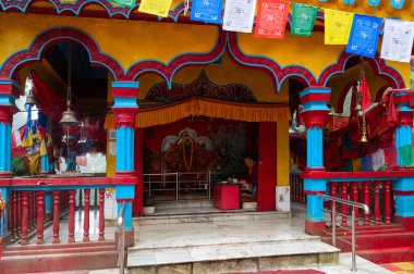 Darjeeling, Batı Bengal, Hindistan-11.08.2023: Mahakal Tapınağı veya Mahakal Mandir 'in süslenmiş kapısı, Hindu tapınağı Shiva' ya adanmıştır ve Hindu ve Budist dinlerinin bir karışımıdır..