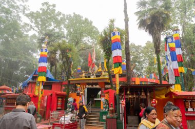 Darjeeling, Batı Bengal, Hindistan-11.08.2023: Mahakal Tapınağı ya da Mahakal Mandir 'deki Hindu tapınağı, Shiva' ya adanmış ve Hindu ve Budist dinlerinin barış içinde bir karışımıdır..