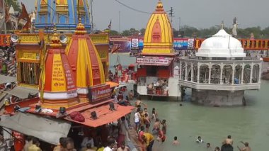 Haridwar, Uttarakhand, Hindistan - 13.04.2021: Shahi snan, uğurlu banyo, Hindu dindarların Har ki pouri ghat 'ında. Snan ruhlarını arındırır, bereket, refah ve ruhsal gelişim verir..