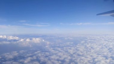 Beyaz tüylü kümülüs bulutlarıyla dolu güzel mavi gökyüzü. Bir uçaktan vurulmuştu. Rajasthan, Hindistan.