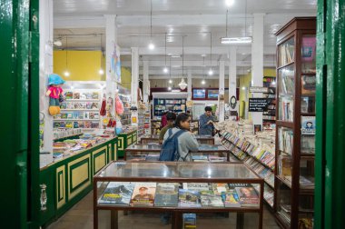 Darjeeling, West Bengal, Hindistan-10.08.2023: Darjeeling Mall 'da sergilenen kitaplar, Oxford kitap ve kırtasiye şirketi. Burada Darjeeling, Tibet, Sikkim, Butan ve Himalayalar hakkında kitaplar bulunmaktadır..