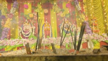 Tütsü çubukları, Lord Jagannath, Balaram ve Suvadra 'ya taparken tatlı bir koku yaratmak için yakılır. Hinduizm 'in en büyük festivallerinden biri olan Rathajatra festivali tüm Hindistan' da kutlanıyor..