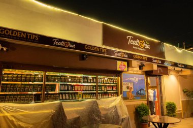 Darjeeling, Batı Bengal, Hindistan - 10 Ağustos 2023: Darjeeling Mall, Darjeeling alışveriş merkezi, Darjeeling 'in tepe istasyonunun kalbidir. Ünlü Altın Bahşiş Dükkanı turistlere dünyaca ünlü Darjeeling çayı satıyor..