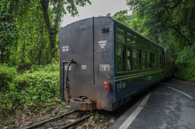 Darjeeling, Batı Bengal, Hindistan - 10 Ağustos 2023 Yeni Jalpaiguri ve Darjeeling arasındaki dar ölçü demiryolu Himalaya yollarından geçen Diesel Oyuncak treni. Darjeeling Himalaya Demiryolu,