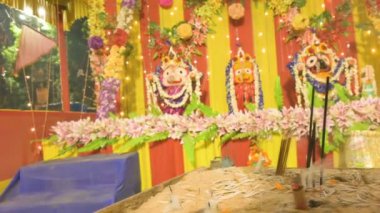 Tütsü, Lord Jagannath, Balaram ve Suvadra 'ya taparken tatlı kokular üretir. Hinduizm 'in en büyük festivallerinden biri olan Rathajatra festivali tüm Hindistan' da kutlanır. 4K video.