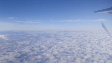 Beyaz tüylü kümülüs bulutlarıyla dolu güzel mavi gökyüzü. Bir uçaktan vurulmuştu. Rajasthan, Hindistan.